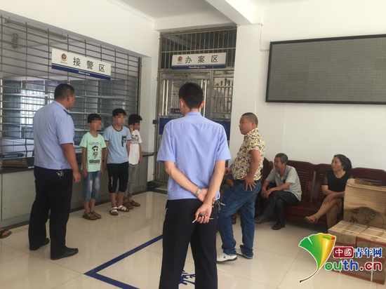 民警对三名少年及家长进行教育。姚辅摄