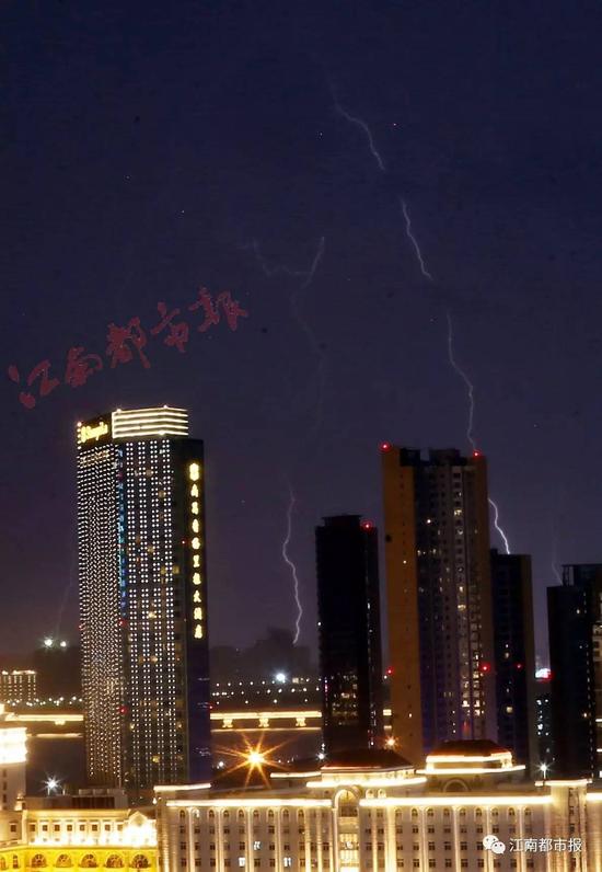 亲们晚上最好尽量减少外出,做好防雷措施。