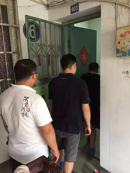 昨天上午,先后有4拨中介带着客户来到王奶奶家看房。记者 董吕平 摄