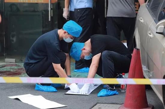 经记者核实报道:事情发生在21日下午1点半左右,朝晖九小区潮王桥正门口的易家易二手房交易中心,这家店据说开了有10年了。
