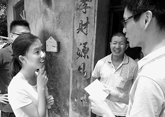 面对家访的老师,姜文君既意外又惊喜。钱江晚报 图