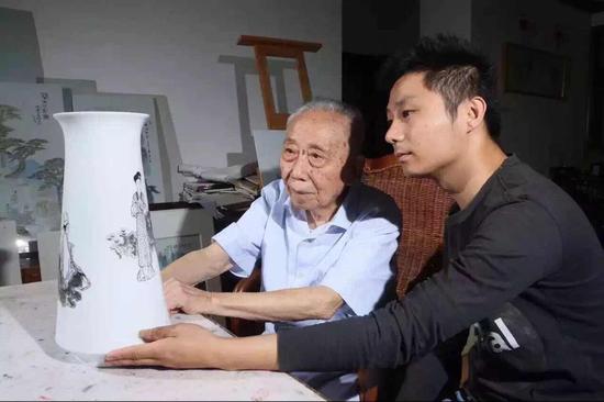 付建文(右)
