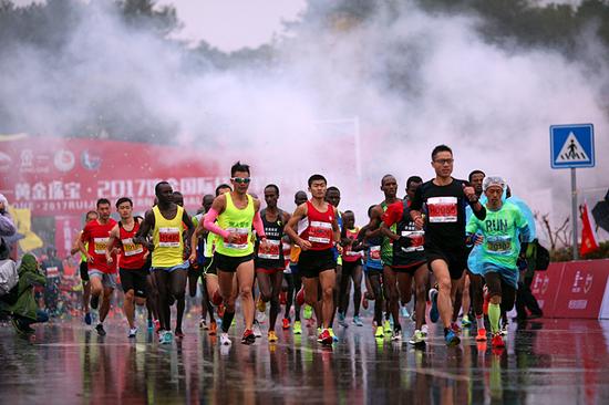参赛选手们正式开跑