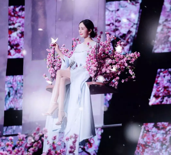 就连时下最火的综艺《偶像练习生》,里面的小哥哥们也爱粉色系妆容。
