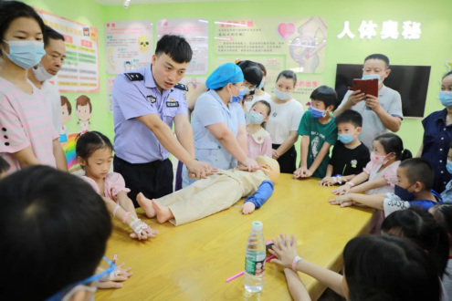 【万警千车下基层】“警”“医”携手,就为这件重要的事