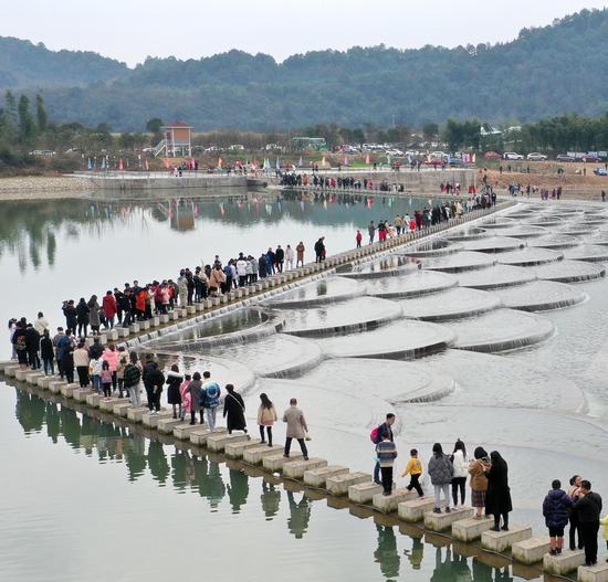 上清古镇网红“龙鳞坝”吸引游客前来打卡