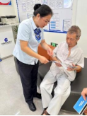 工作人员通过宣传折页普及反假货币知识（拍摄：张丽玲）