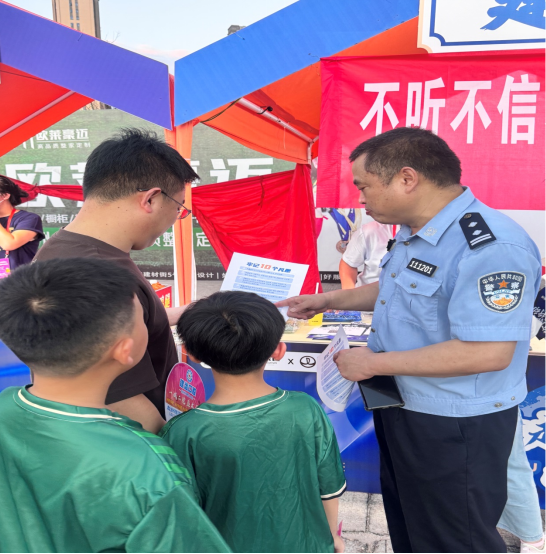 图三、图四赛事现场建行宣传服务点（史樑拍摄）