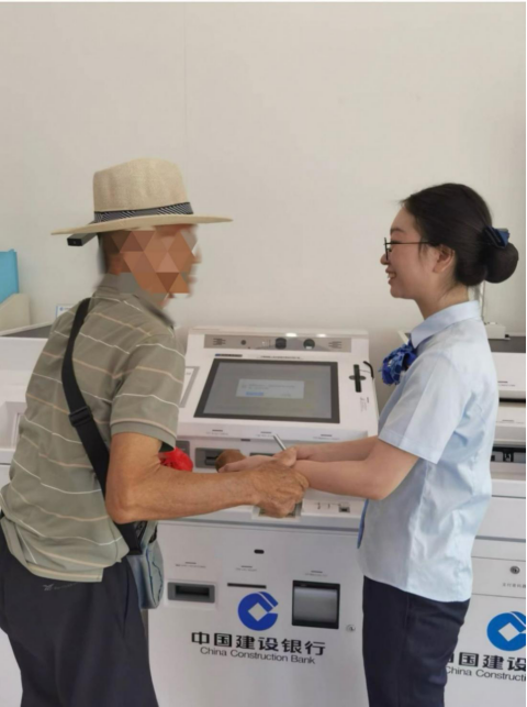 群众感谢网点员工帮助 拍摄者：乐小芳