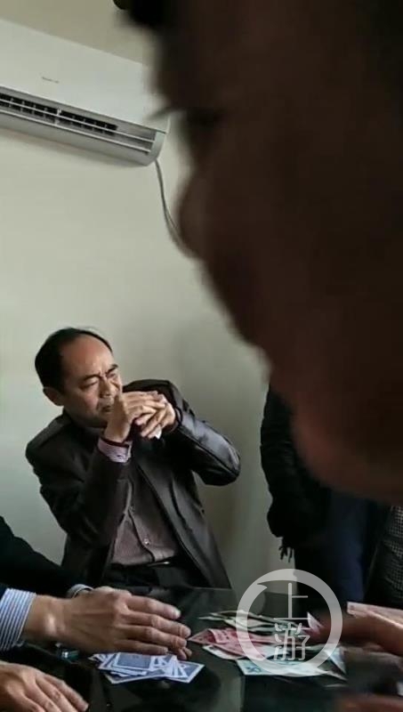 举报人称,周建东参与赌博活动。图片来源/受访者供图