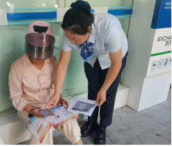 网点员工向客户普及金融知识（拍摄：刘敏）