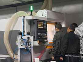 （工人使用智能化机器进行生产加工）