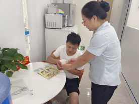 网点员工向劳动者送水（拍摄：刘敏）