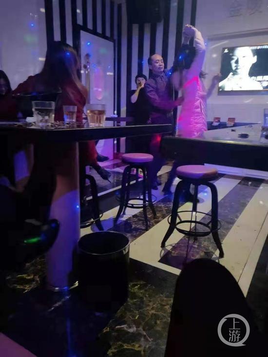 举报人称,周建东违规接受吃请,出入娱乐场所。图片来源/受访者供图