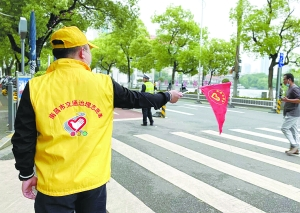 志愿者指挥交通