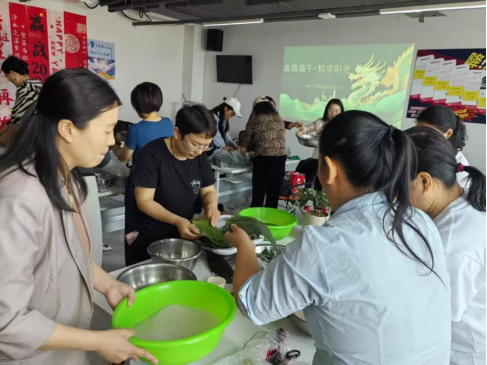 (阳光人寿日照中支客户服务与包粽子活动)