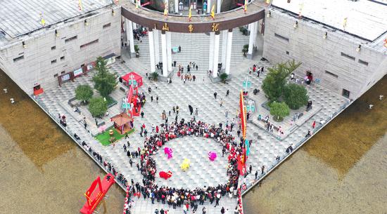 新年舞狮表演让游客流连忘返