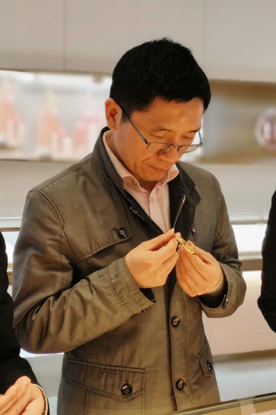 △江西省贵金属饰品及珠宝玉石质量监督检验站郑鑫站长对产品进行抽查