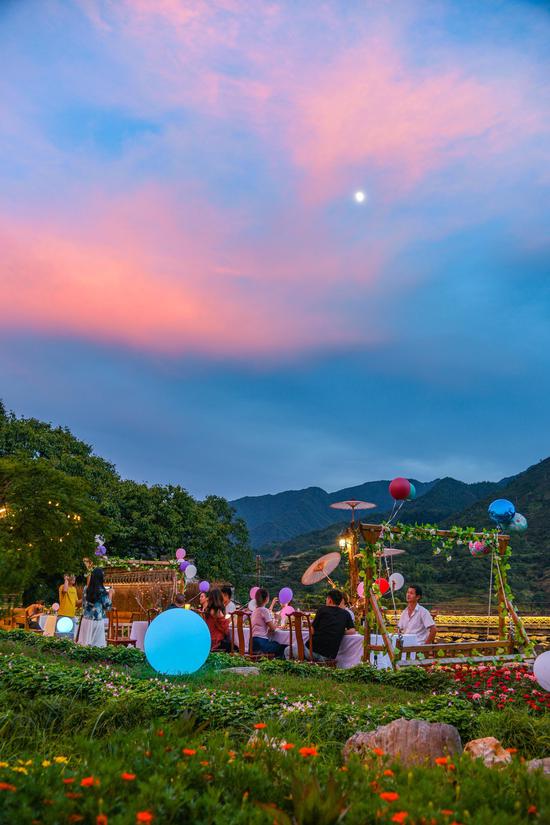 夏日晚霞下的天台花园餐厅格外诱人