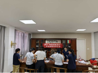 新区支行为员工激活工资卡 拍摄人 周洪