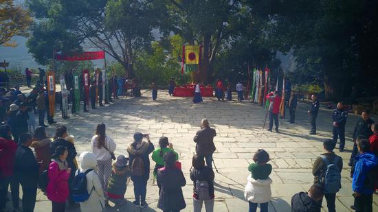 祭山神大典现场围观游客