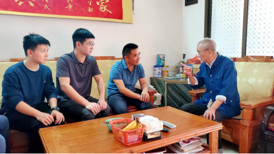 颜定邦向学校离子型稀土资源与环境重点实验室青年学者讲述稀土发现经过