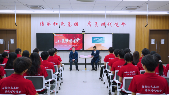 2023年12月,邀请赣州市党史办原主任胡日旺与我校思政课教师参与“双师同堂”教学