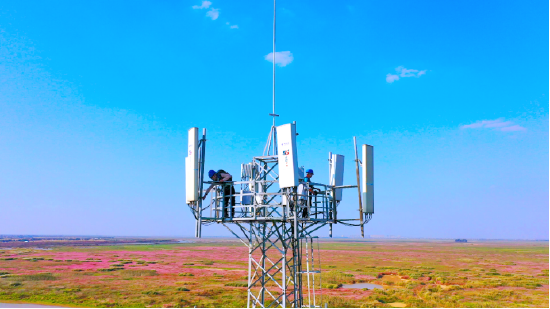 中国电信网络工程师正在安装维护5G基站