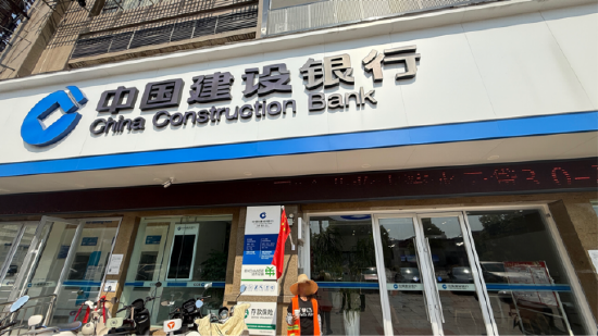 环卫阿姨与国旗合影&nbsp; 拍摄：易黄鹏