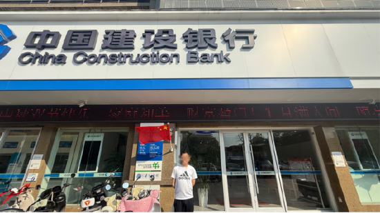 客户与国旗合影&nbsp;&nbsp;拍摄：易黄鹏