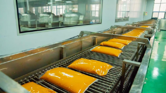 生产线上正在处理蛋黄馅料