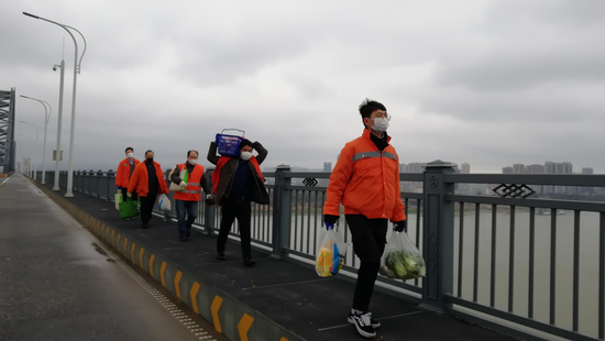 图为九江桥工段青年突击队途经九江长江大桥,为小池口工区运送生活物资。