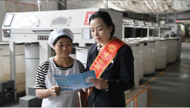 江西中行积极走进企业生产车间，为金融消费者普及金融知识。