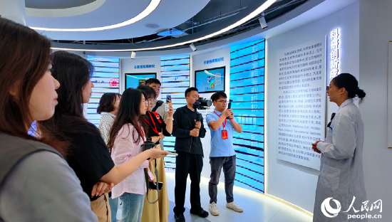 赣南创新与转化医学研究院院长张晓晶介绍最新科研方向。人民网记者 朱海鹏摄