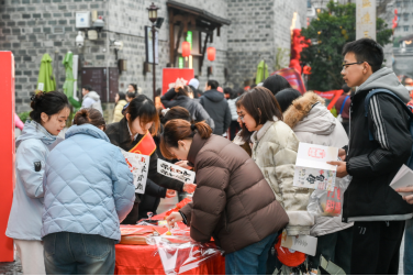 江西中行在万寿宫举办“迎春集福贺新年 守护钱袋享安康”金融教育活动，吸引广大群众驻足参与。