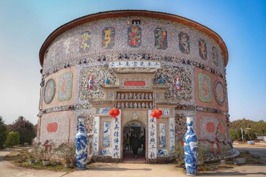 瓷宫位于景德镇市浮梁县新平村的一处高地上