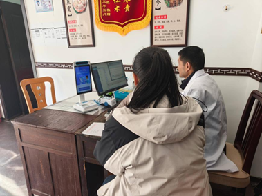 （患者正在使用“智慧医疗系统”就医）