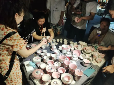 陶溪川文创街区，登记过的集市“主播”在现场为网友直播卖货