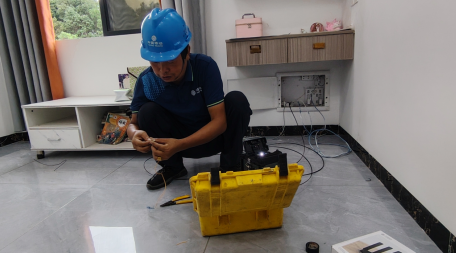 移动宽带装修员周冬宝工作照