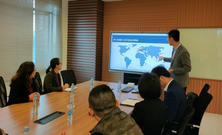 客户经理上门作汇率管理方案宣讲