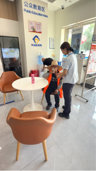 网点员工给环卫阿姨递水&nbsp;&nbsp;拍摄：徐梦怡