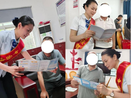 图2&nbsp;工作人员在详细讲解如何看征信报告（拍摄者李诗雨）