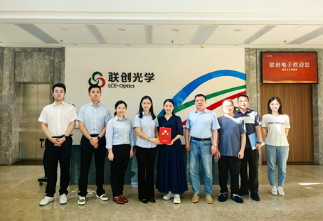 为行外廉政监督员颁发聘书