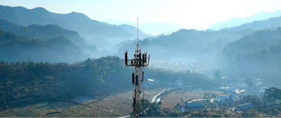 翻山越岭通5G　小山村架起大基站