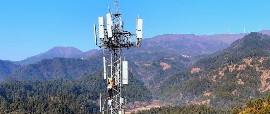 翻山越岭通5G 小山村架起大基站