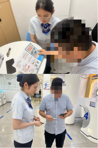 指导客户退年费（拍摄：丁思慧）