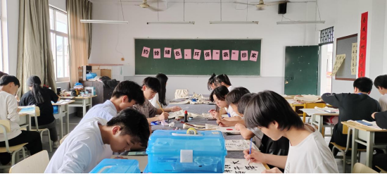 江西应用技术职业学院章贡校区举办“约绘绿色，环保‘袋’回家”DIY趣味涂鸦活动