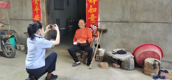 民警来到行动不便群众家中,现场采集证件照片
