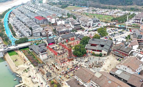 上清古镇新年红吸引大批游客