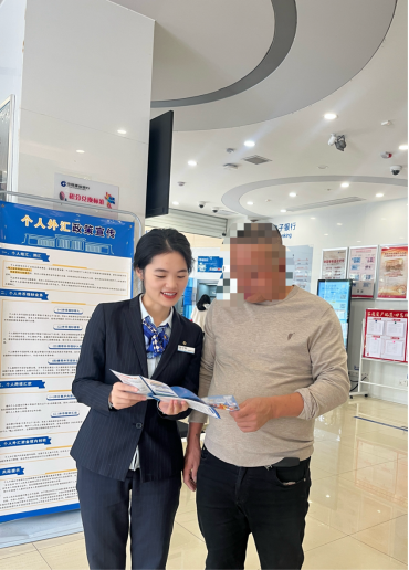 网点员工为客户讲解“诈骗大陷阱”&nbsp;拍摄人：杨成